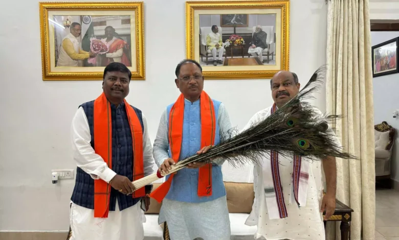 Raipur, रायपुर, मुख्यमंत्री निवास , विधायक पुरंदर मिश्रा ,मयूर पंख, भेंट ,नुआखाई पर्व , बधाई , शुभकामनाएं ,कैबिनेट मंत्री केदार कश्यप ,Raipur, Raipur, Chief Minister's residence, MLA Purandar Mishra, peacock feather, gift, Nuakhai festival, congratulations, best wishes, Cabinet Minister Kedar Kashyap,