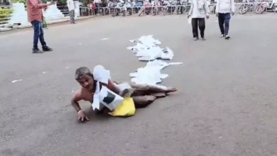 BREAKING, सड़क पर रेंगते हुए, कलेक्टर दफ्तर,किसान, BREAKING, crawling on the road, collector office, farmer, Neemuch, Neemuch Collector Office, नीमच,नीमच कलेक्टर कार्यालय ,