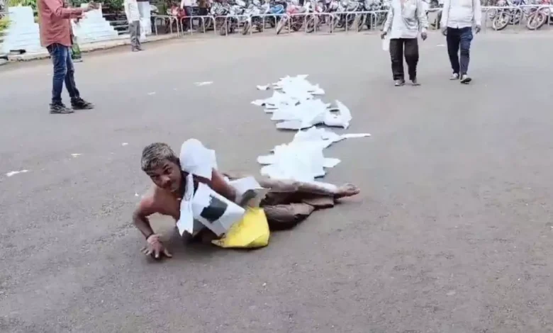 BREAKING, सड़क पर रेंगते हुए, कलेक्टर दफ्तर,किसान, BREAKING, crawling on the road, collector office, farmer, Neemuch, Neemuch Collector Office, नीमच,नीमच कलेक्टर कार्यालय ,