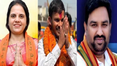 रायपुर. भारतीय संत सनातन धर्म रक्षा संघ के अध्यक्ष राहुल तिवारी जी ने भारतीय जनता पार्टी के तीनों विजयी प्रत्याशियों – महापौर मीनल चौबे, रानी लक्ष्मीबाई वार्ड क्रमांक 10 के पार्षद देवदत्त द्विवेदी एवं बाबू जगजीवन राम वार्ड क्रमांक 53 के पार्षद मनोज जांगड़े – को शानदार जीत की हार्दिक शुभकामनाएं एवं बधाई दी है। भाजपा ने प्रधानमंत्री नरेंद्र मोदी जी की मंशा के अनुरूप युवाओं को राजनीति से जोड़ने के संकल्प को साकार करते हुए महापौर पद एवं पार्षद पदों पर युवा एवं कर्मठ प्रत्याशियों को मौका दिया, जिसका परिणाम शानदार जीत के रूप में सामने आया। मीनल चौबे को शहर की महापौर चुने जाने पर राहुल तिवारी ने उन्हें शुभकामनाएं देते हुए विश्वास जताया कि उनके नेतृत्व में शहर का चहुंमुखी विकास होगा और जनहित की योजनाओं को गति मिलेगी। वहीं, रानी लक्ष्मीबाई वार्ड से भाजपा के कर्मठ युवा देवदत्त द्विवेदी और बाबू जगजीवन राम वार्ड से तेजतर्रार युवा नेता मनोज जांगड़े ने भी प्रभावी जीत दर्ज कर भाजपा की नीति और संगठन की शक्ति को साबित किया। राहुल तिवारी ने तीनों विजयी प्रत्याशियों को बधाई देते हुए कहा कि यह जीत भाजपा की जनकल्याणकारी नीतियों, संगठन की एकजुटता और प्रधानमंत्री मोदी जी के नेतृत्व में युवाओं के सशक्तिकरण की दिशा में किए जा रहे प्रयासों का परिणाम है। उन्होंने विश्वास जताया कि महापौर मीनल चौबे और दोनों पार्षद अपने-अपने क्षेत्र में जनता की सेवा और विकास कार्यों को प्राथमिकता देंगे। भाजपा कार्यकर्ताओं और समर्थकों में इस जीत को लेकर भारी उत्साह है। पार्टी की युवा नीति को मिली इस सफलता से संगठन में नई ऊर्जा का संचार हुआ है।