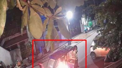 ईदगाह भाठा में असामाजिक तत्वों ने घर के बाहर खड़ी ई-रिक्शा को किया आग के हवाले