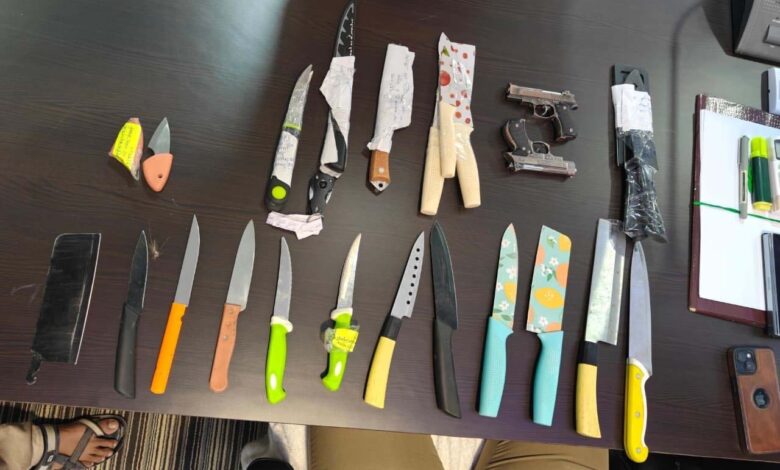 ऑनलाइन साइट्स से मंगाए गए 24 धारदार हथियार जब्त
