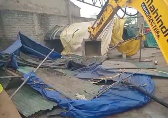 गांजा तस्करों पर बुलडोजर कार्रवाई: 15 अवैध ठिकाने किये ध्वस्त