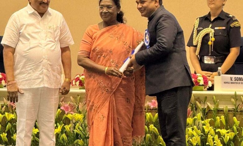 राष्ट्रपति द्रौपदी मुर्मु ने रायपुर जिले को किया सम्मानित