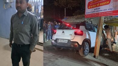पुरानी बस्ती में तेज रफ्तार कार दुकान में जा घुसी, चालक हिरासत में