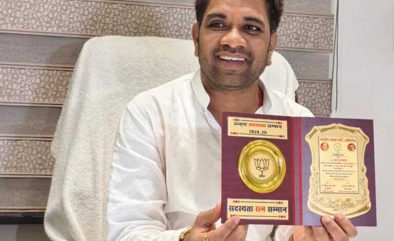 Farmers of Girod village, troubled by the encroachment of land mafia Basant Agarwal, appealed to the collector for justice.